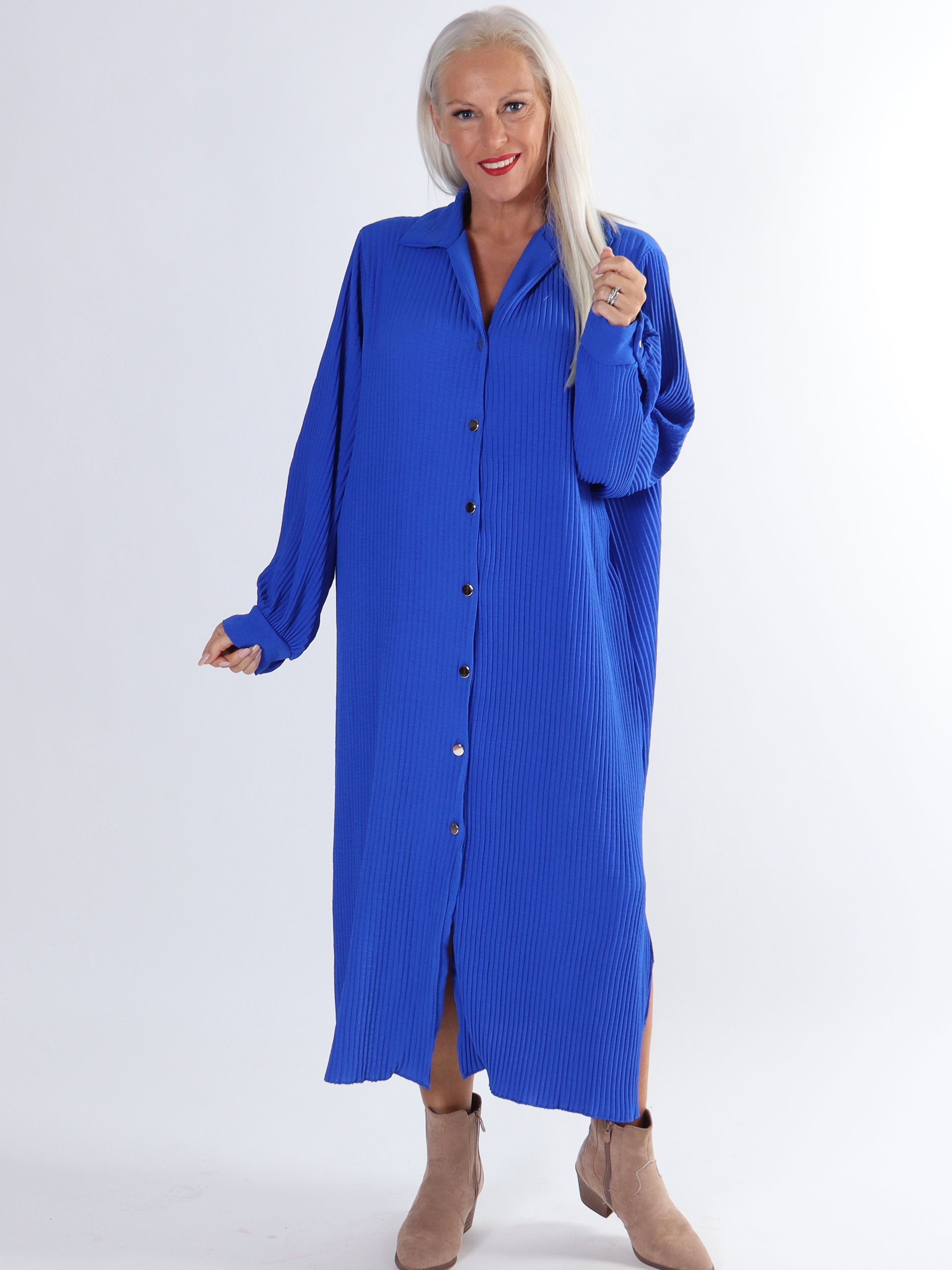 Lenora - Lång plisserad plus size klänning med knappar